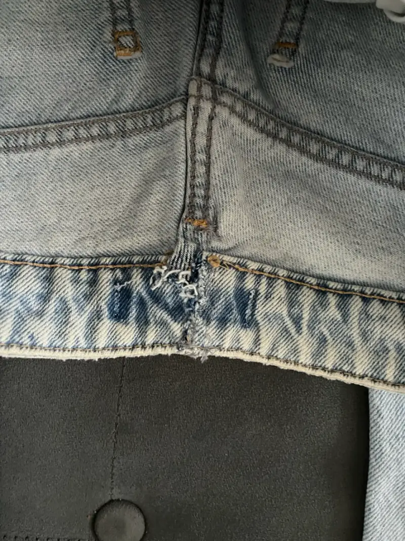 Jeans Zara celestes con ruedo deshilachado - 4