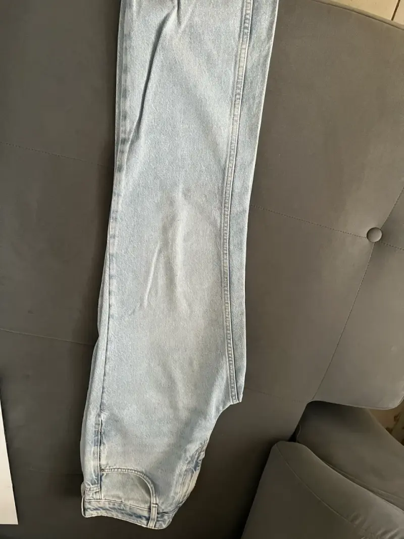 Jeans Zara celestes con ruedo deshilachado - 5