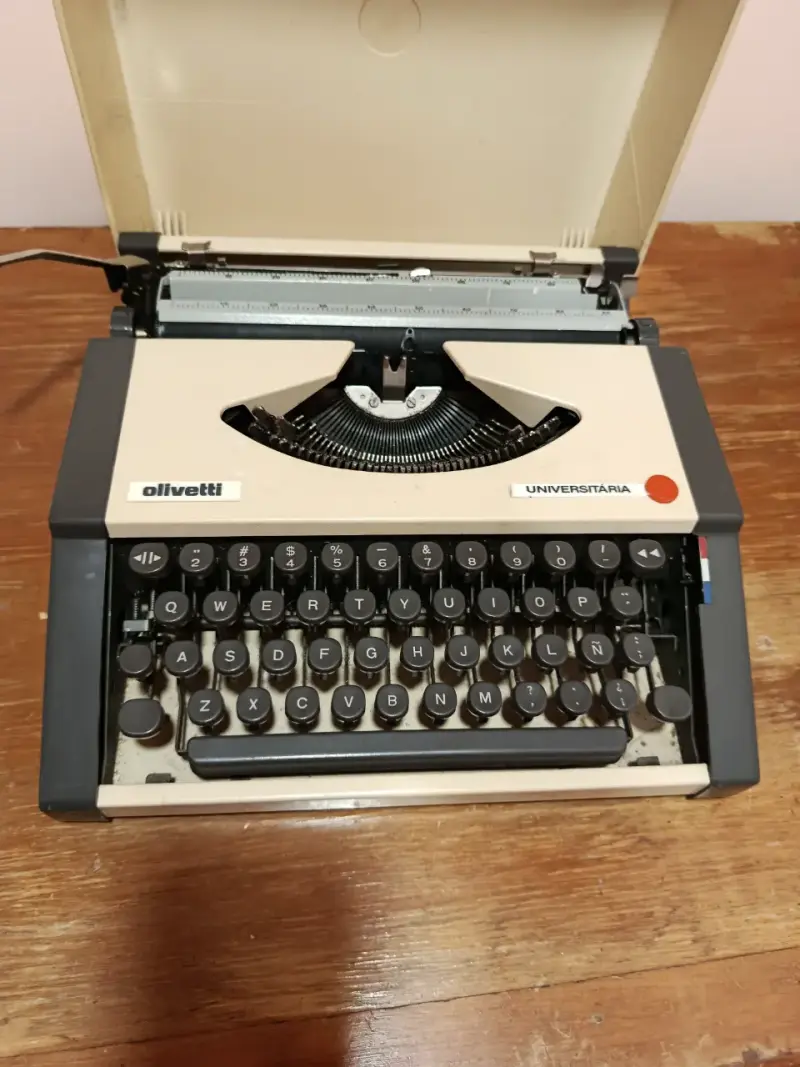 Máquina de Escribir Olivetti Universitaria Vintage - 1