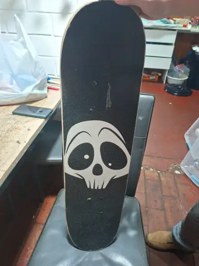 Skateboard con diseño de calaveras GPR - miniatura 1
