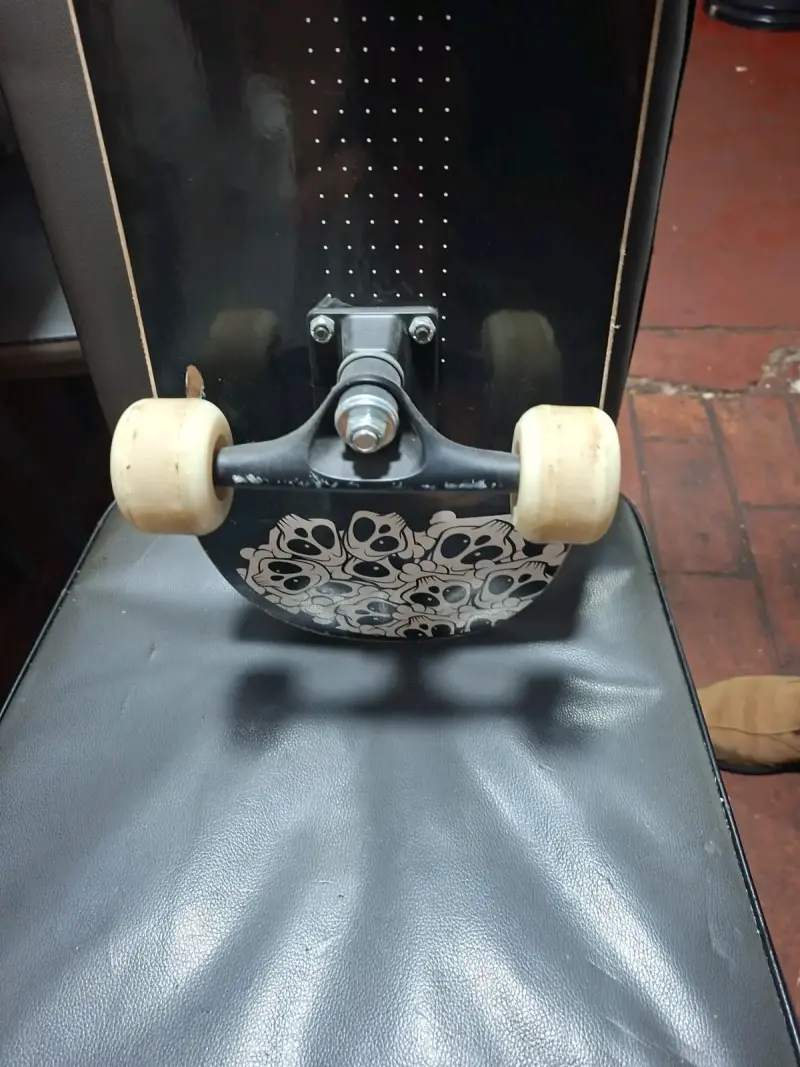 Skateboard con diseño de calaveras GPR - 2
