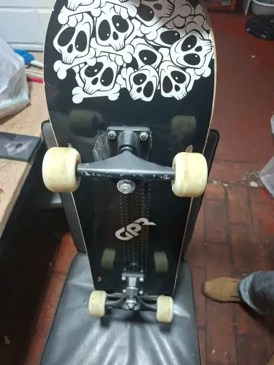 Skateboard con diseño de calaveras GPR - miniatura 3