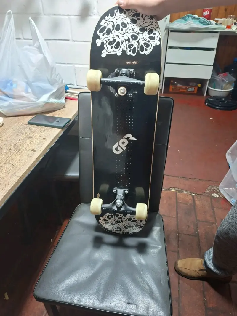 Skateboard con diseño de calaveras GPR - 4
