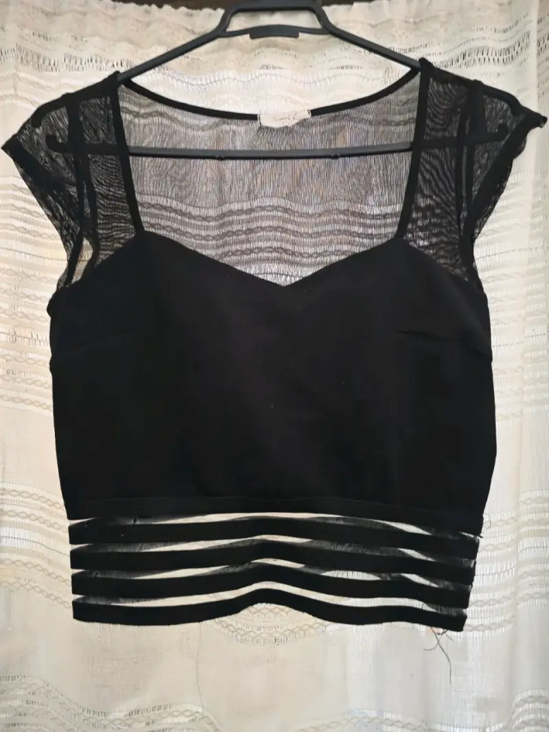 Top negro con transparencias y diseño moderno