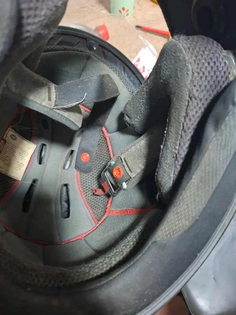 Casco de moto BELL con diseño gráfico y visera - 3