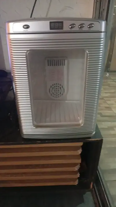 Mini refrigerador plateado con pantalla digital - miniatura 1