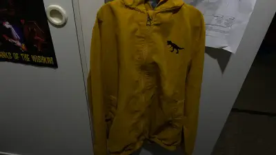 Chaqueta amarilla con capucha y diseño de dinosauo - miniatura 1