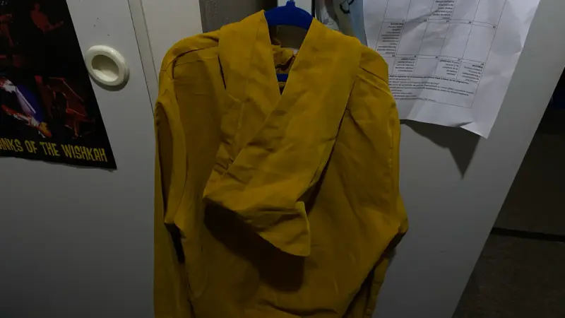 Chaqueta amarilla con capucha y diseño de dinosauo - 2