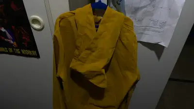 Chaqueta amarilla con capucha y diseño de dinosauo - miniatura 2