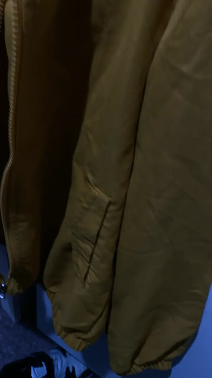 Chaqueta amarilla con capucha y diseño de dinosauo - 4