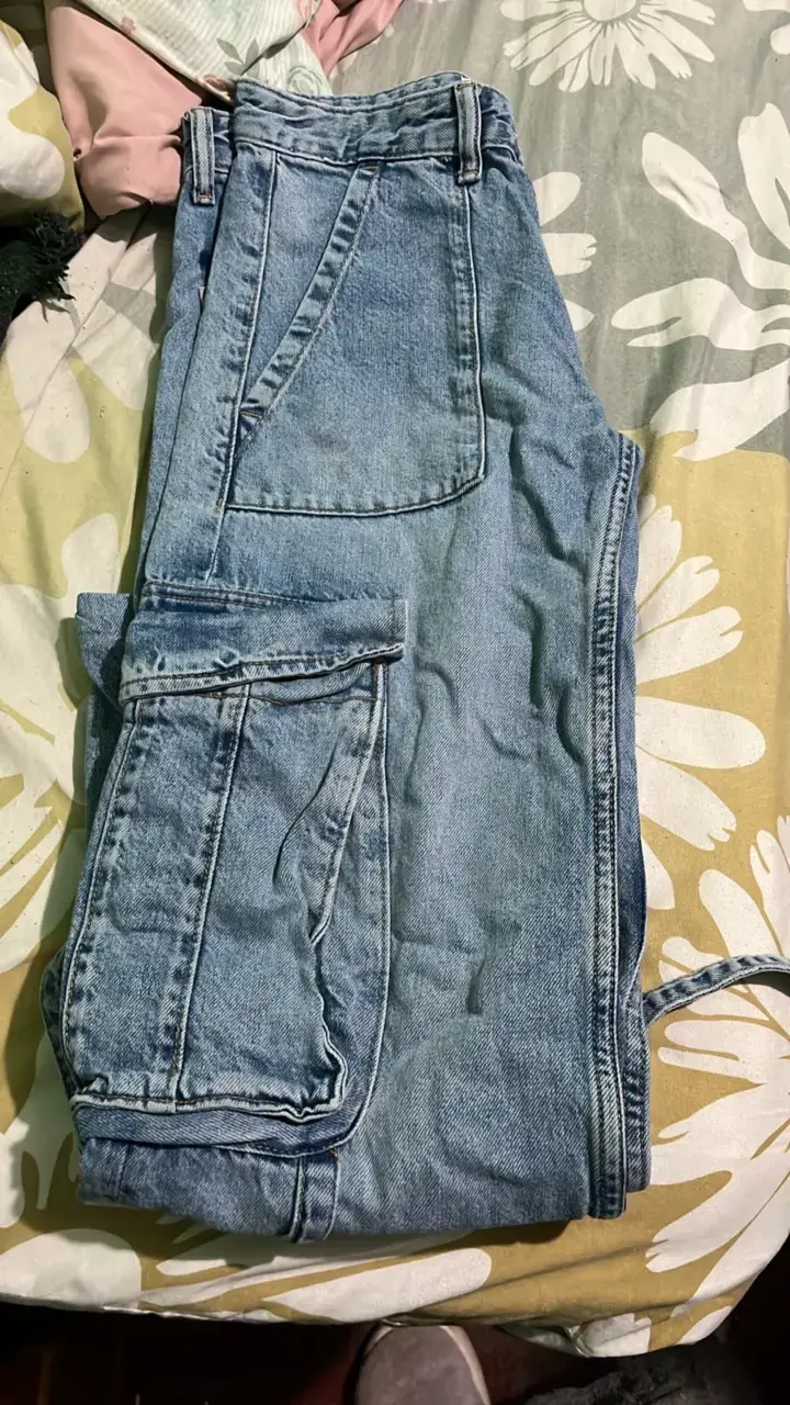 Jeans cargo de mezclilla azul para mujer - 1