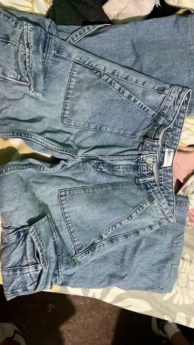 Jeans cargo de mezclilla azul para mujer - miniatura 2