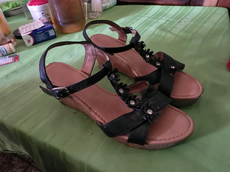 Sandalias negras con plataforma ydetalles florales