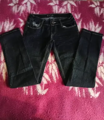 Jeans oscuros con bordado de mariposa para mujer - miniatura 1