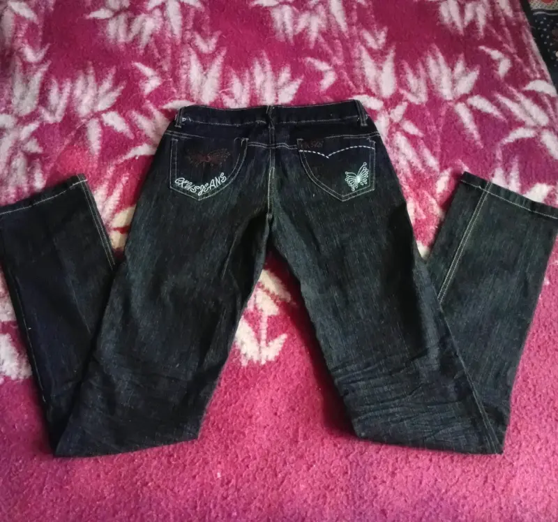 Jeans oscuros con bordado de mariposa para mujer - 2