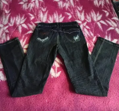 Jeans oscuros con bordado de mariposa para mujer - miniatura 2