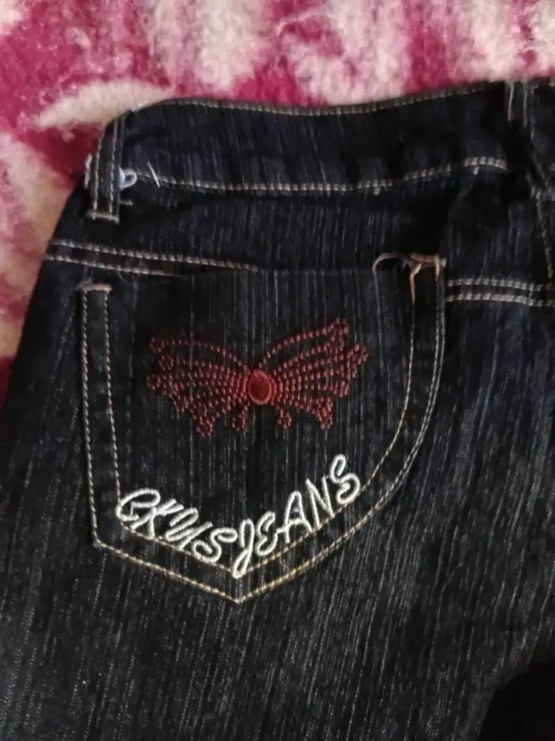 Jeans oscuros con bordado de mariposa para mujer - 3