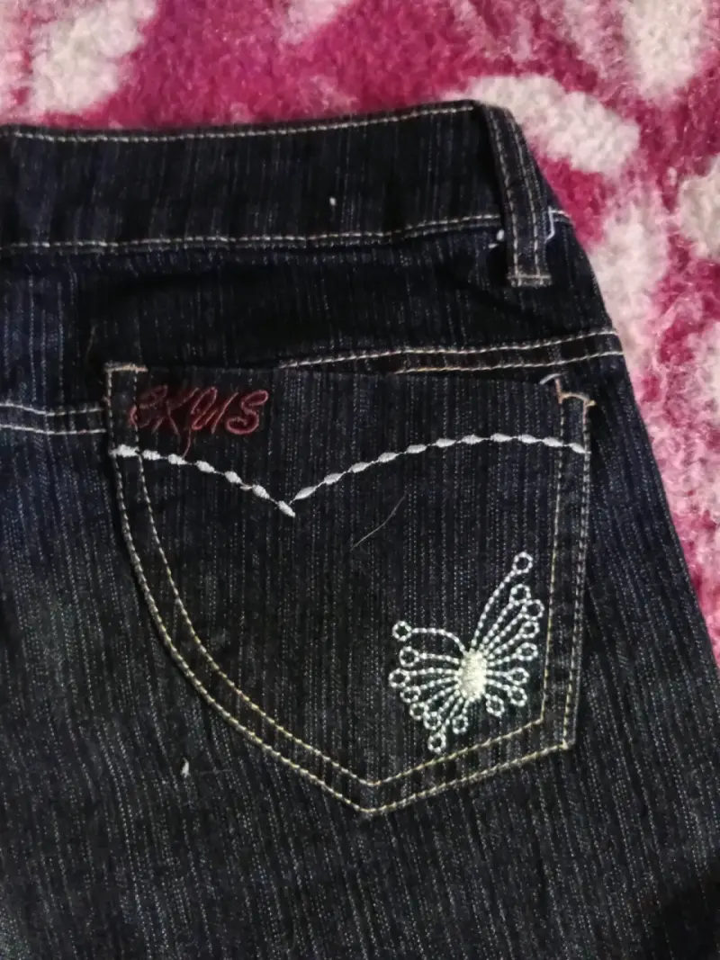 Jeans oscuros con bordado de mariposa para mujer - 4