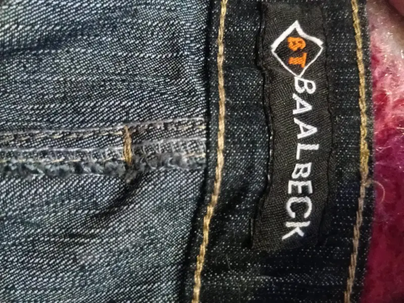 Jeans oscuros con bordado de mariposa para mujer - 5