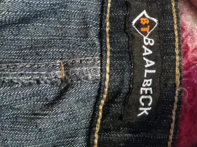 Jeans oscuros con bordado de mariposa para mujer - miniatura 5
