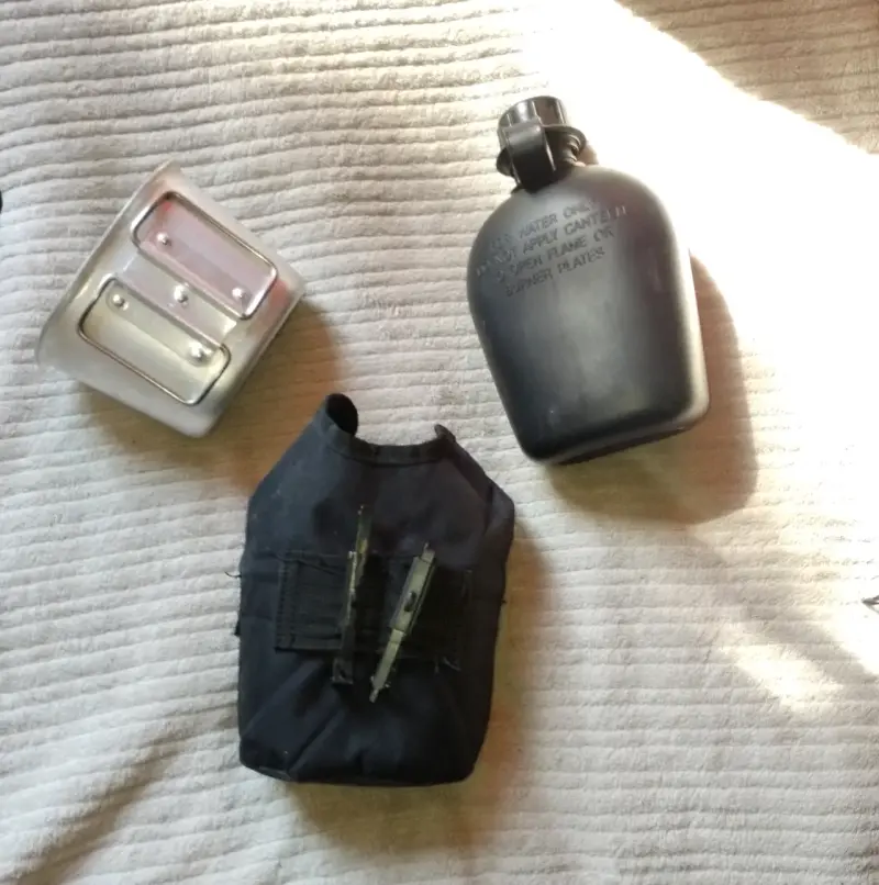 Cantimplora militar con funda y taza metálica - 1