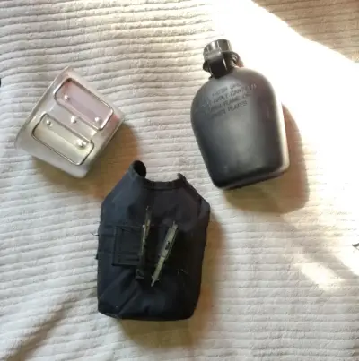 Cantimplora militar con funda y taza metálica - miniatura 1
