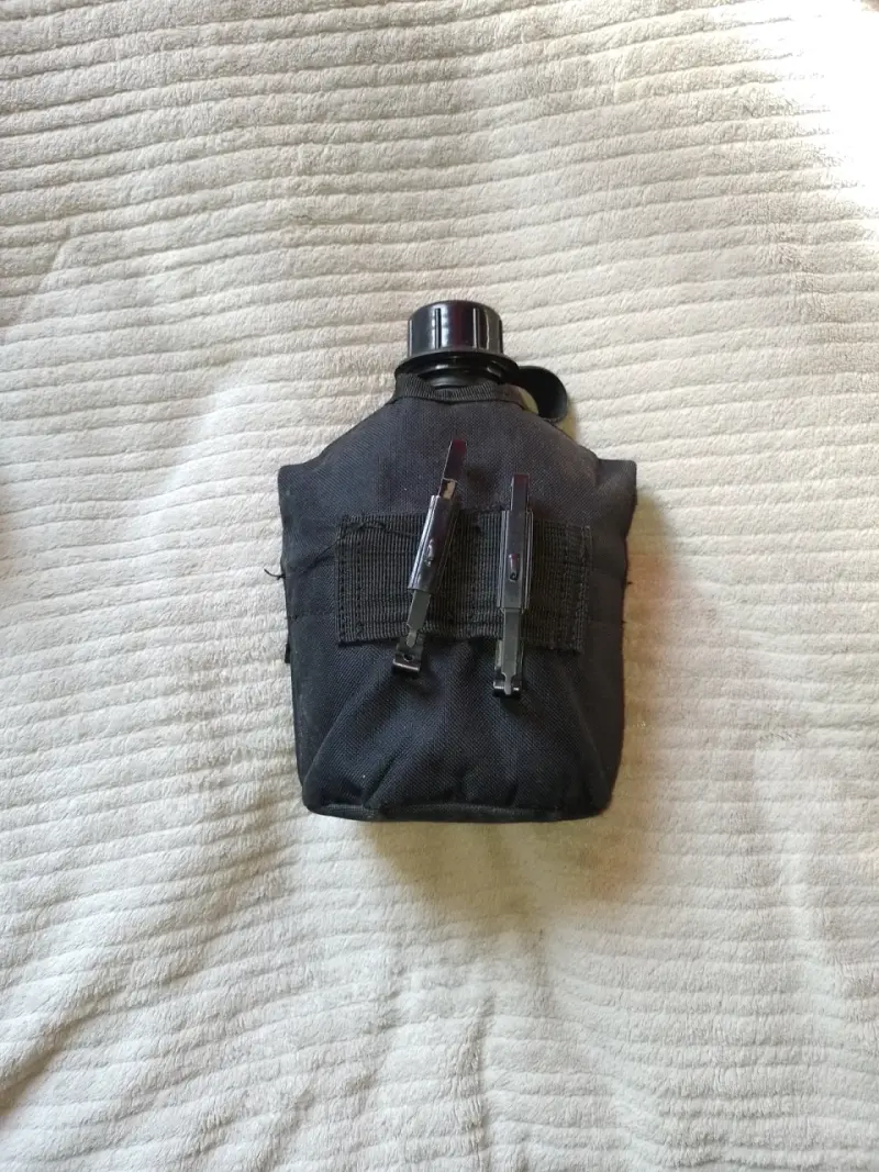 Cantimplora militar con funda y taza metálica - 2