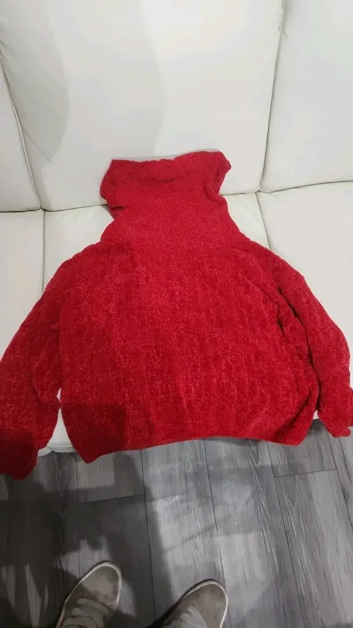 Suéter rojo de cuello alto para mujer