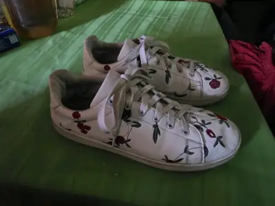 Zapatillas blancas con diseño floral bordado - miniatura 1