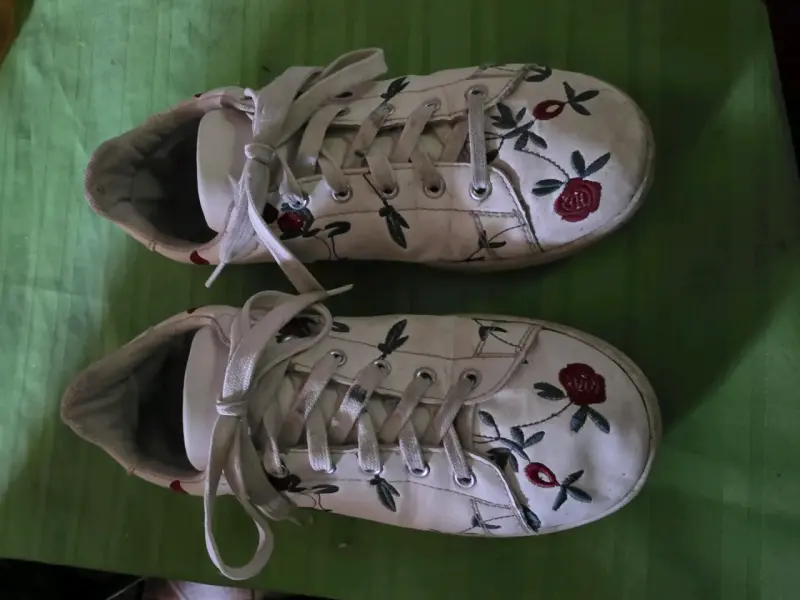 Zapatillas blancas con diseño floral bordado - 2