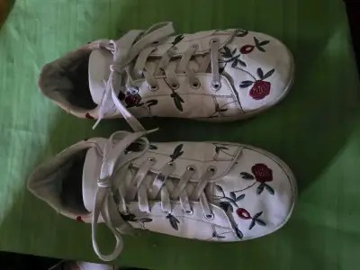 Zapatillas blancas con diseño floral bordado - miniatura 2