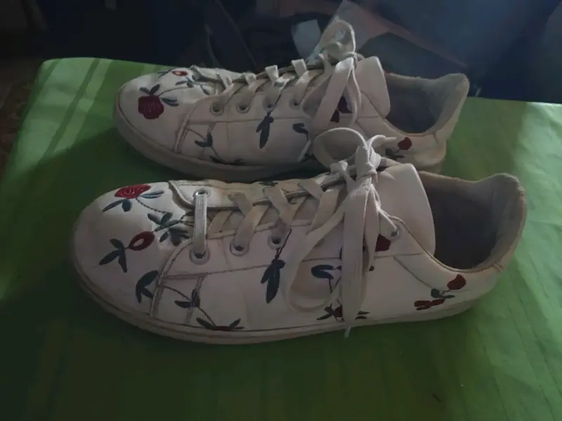 Zapatillas blancas con diseño floral bordado - 3