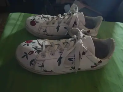 Zapatillas blancas con diseño floral bordado - miniatura 3