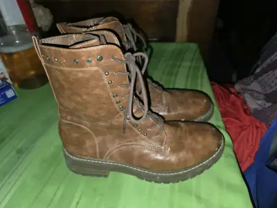 Botas de cuero marrón con cordones - miniatura 1