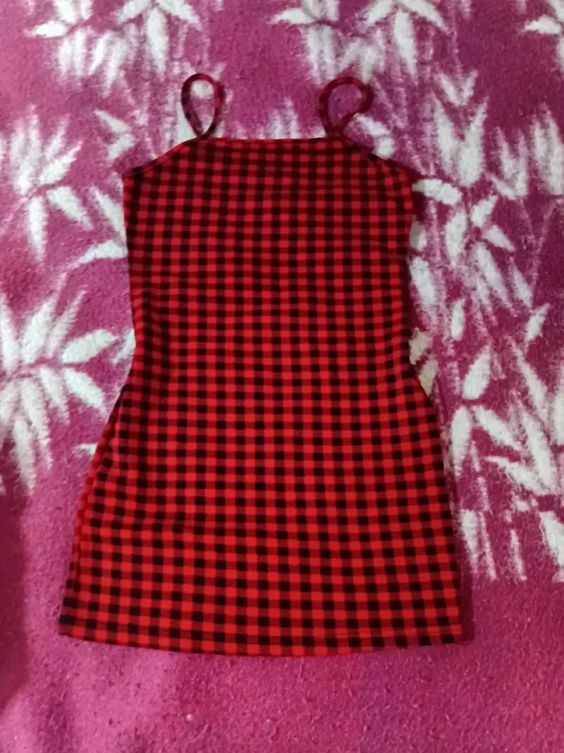 Vestido corto de tirantes Shein a cuadros rojos y negros - 1