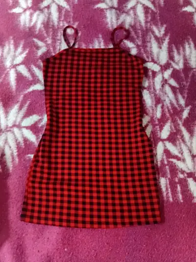 Vestido corto de tirantes Shein a cuadros rojos y negros - miniatura 1