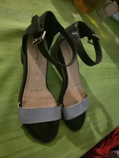 Sandalias de tacón negras y grises para mujer - miniatura 1