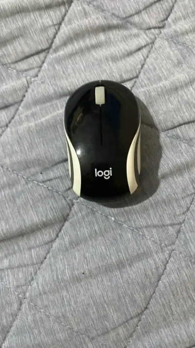 Mouse inalámbrico Logitech negro y blanco - miniatura 1