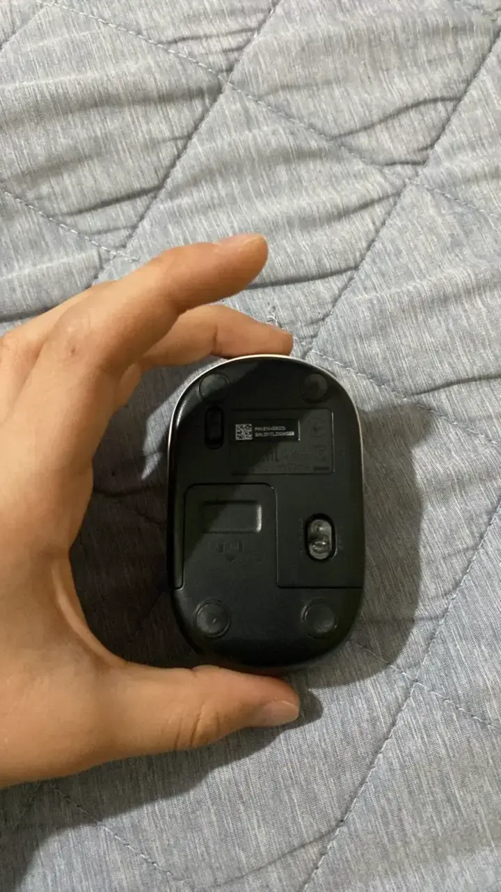 Mouse inalámbrico Logitech negro y blanco - 3