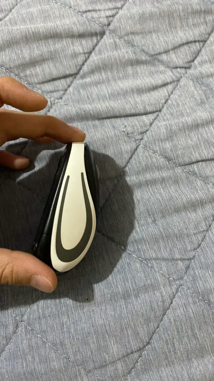 Mouse inalámbrico Logitech negro y blanco - 4