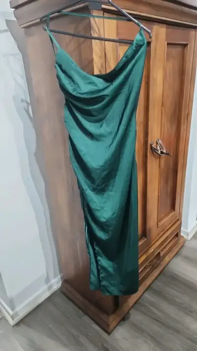 Vestido largo verde elegante para mujer - miniatura 1