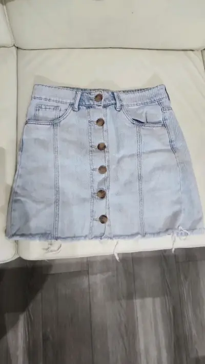 Falda de mezclilla con botones para mujer - miniatura 1