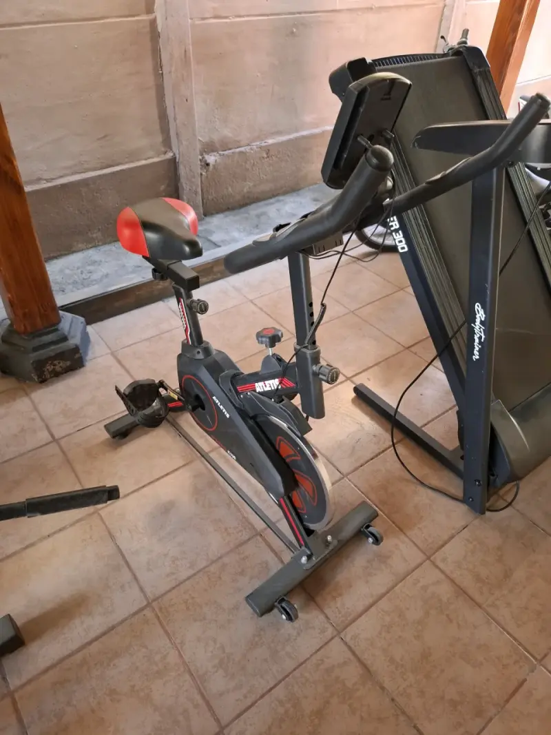 Bicicleta estática de ejercicio con pantalla