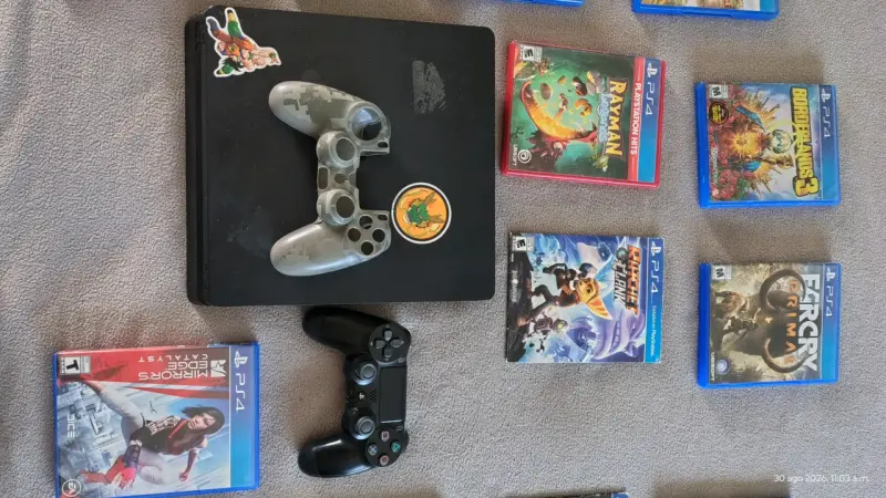 Colección de Juegos PS4 con 3 Controles DualShock - 3