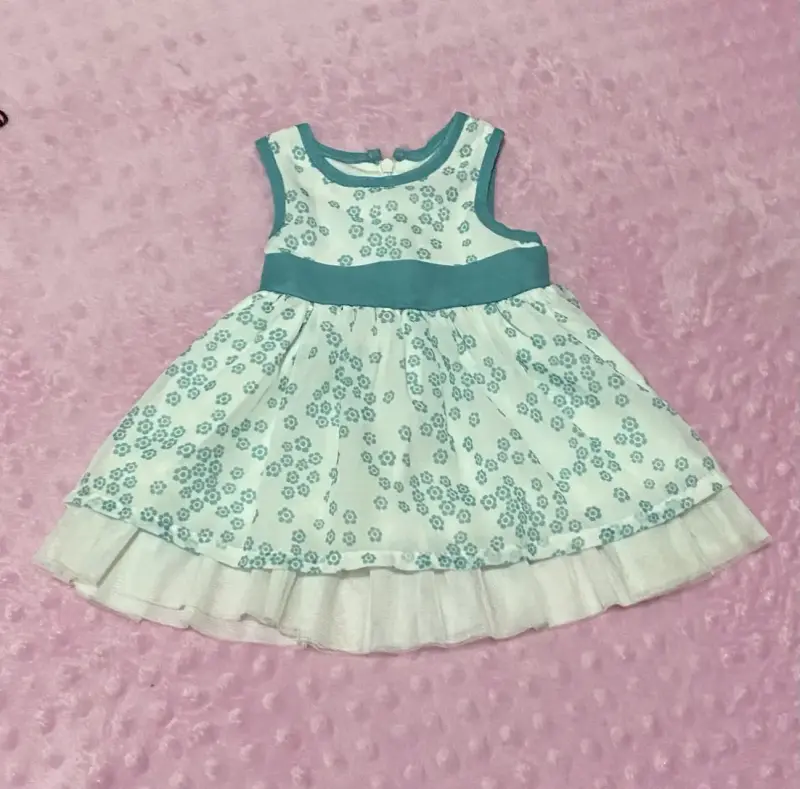 Vestido de niña con estampado floral