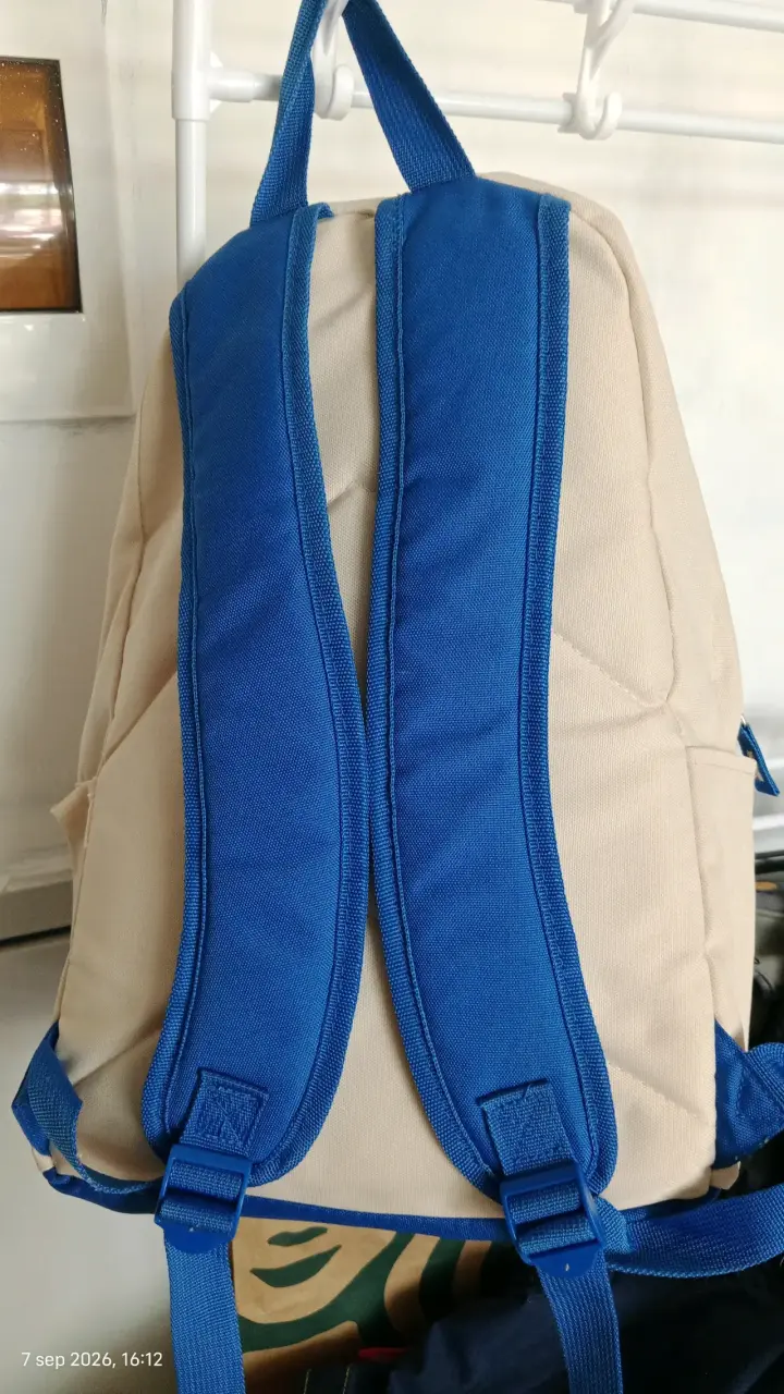 Mochila beige con detalles azules y bolsillo front - 2