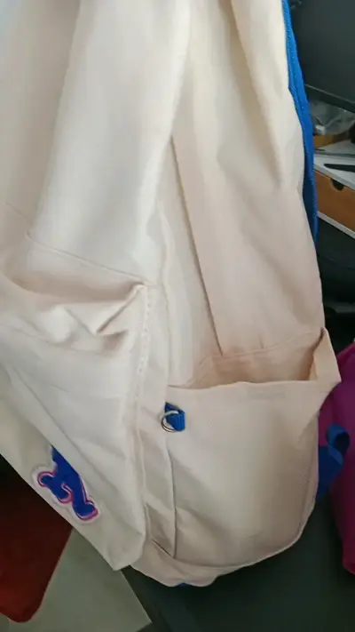 Mochila beige con detalles azules y bolsillo front - miniatura 3