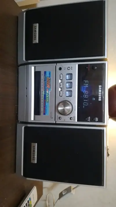 Mini componente Samsung con radio FM y cassette - miniatura 1