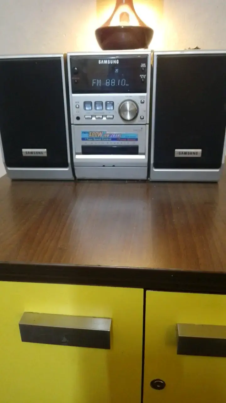 Mini componente Samsung con radio FM y cassette - 2