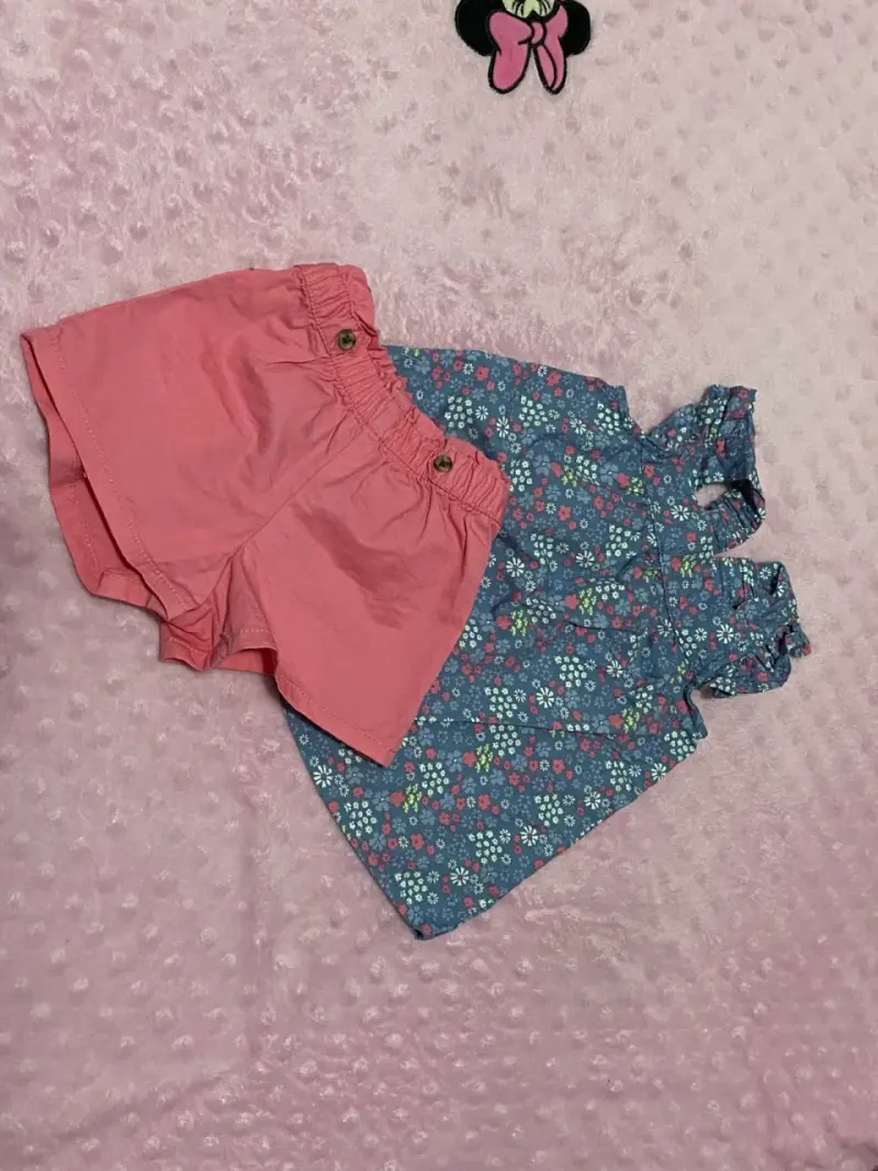 Conjunto de niña con blusa floral y shorts rosados